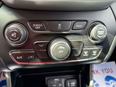 Used 2017 Jeep Cherokee Trailhawk image 18