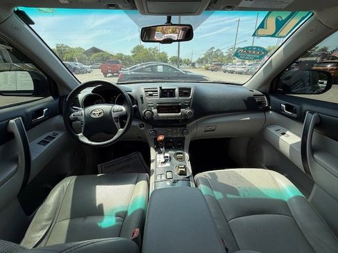 Used 2012 Toyota Highlander Limited w/ Tow Pkg FWD image 8
