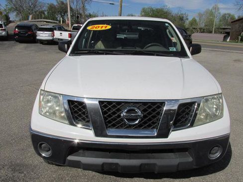 Used 2011 Nissan Frontier SV image 2