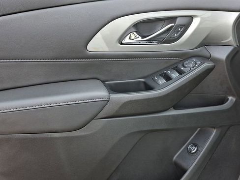 Used 2023 Chevrolet Traverse LT image 17