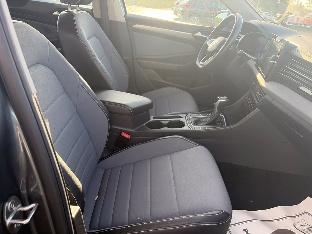 Used 2025 Volkswagen Jetta SE FWD image 38