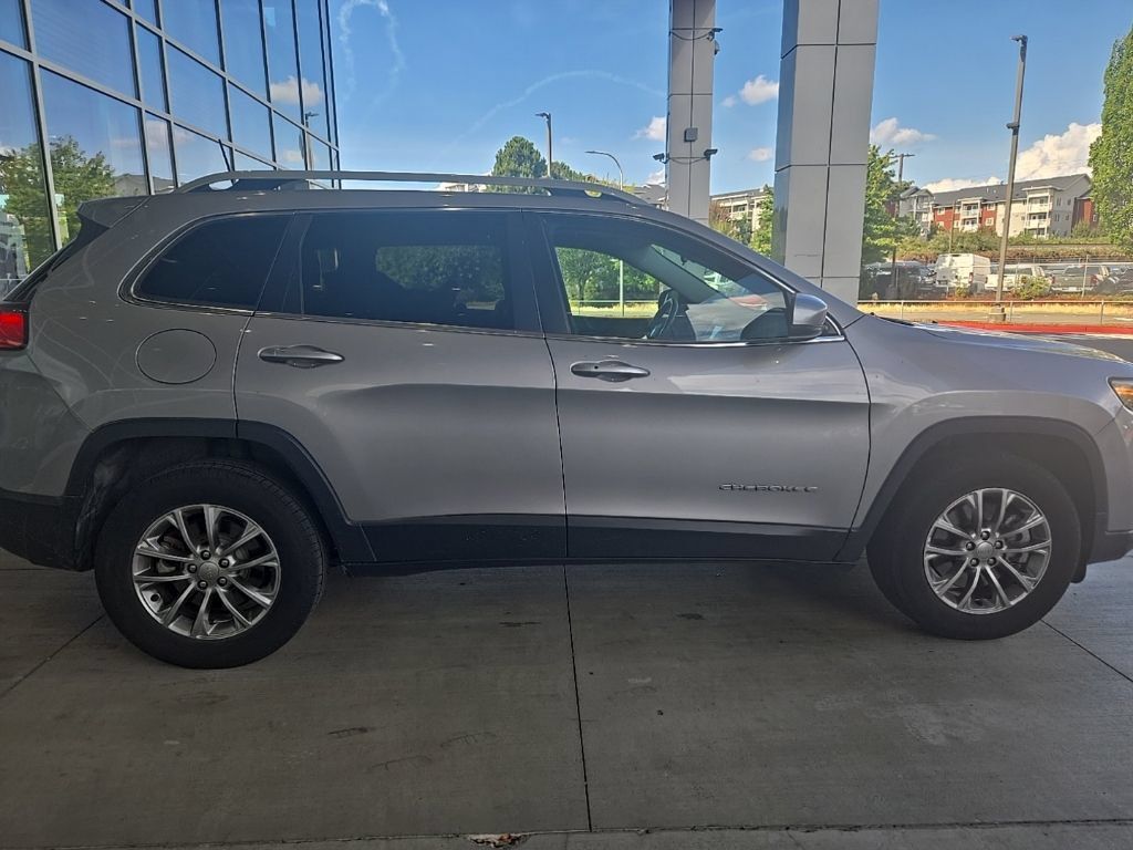 Used 2019 Jeep Cherokee Latitude Plus w/ Cold Weather Group AWD/4WD image 2