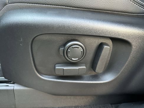 Used 2024 Land Rover Discovery Dynamic SE image 14