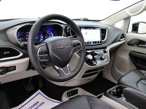 Used 2024 Chrysler Pacifica Limited FWD image 16