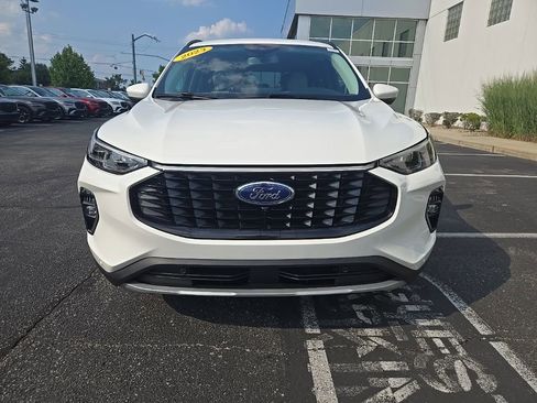 Used 2023 Ford Escape Platinum image 3