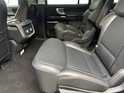 Used 2025 Ford Expedition Platinum AWD/4WD image 33