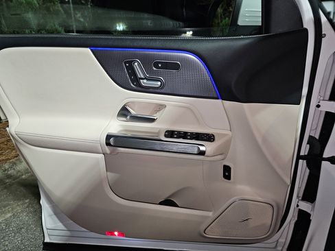 Used 2021 Mercedes-Benz GLB 250 4MATIC image 28