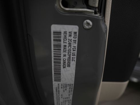 Used 2023 Chrysler Pacifica Limited image 24