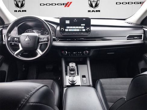Used 2024 Mitsubishi Outlander SE image 9
