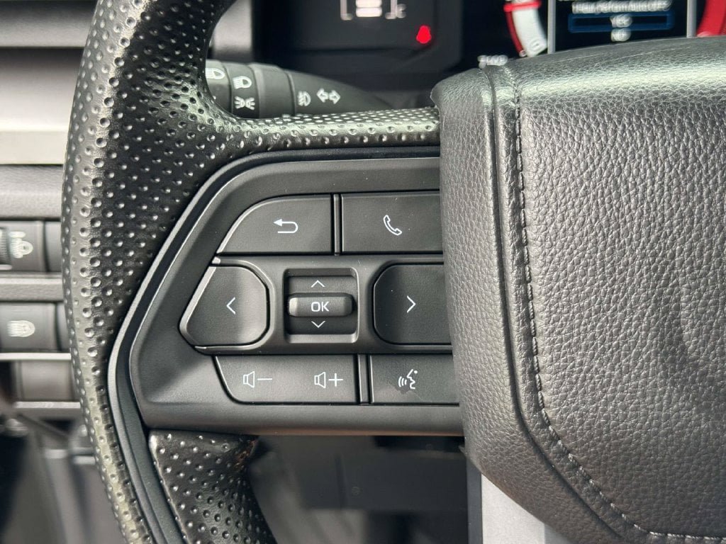 Used 2025 Toyota Tacoma SR5 AWD/4WD image 12