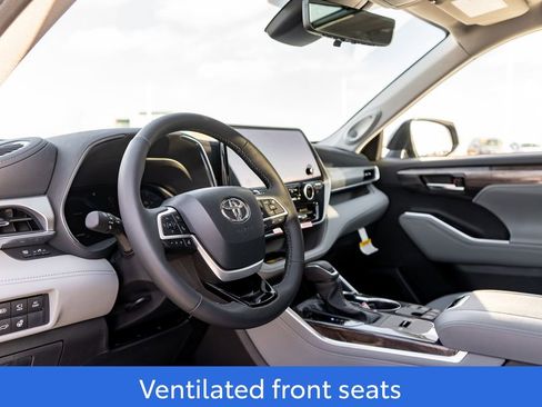 New 2026 Toyota Highlander Platinum image 21