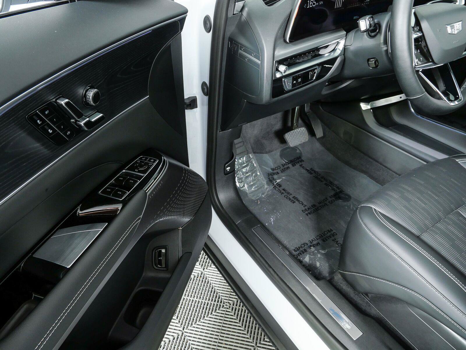 Used 2026 Cadillac Lyriq Sport RWD image 9