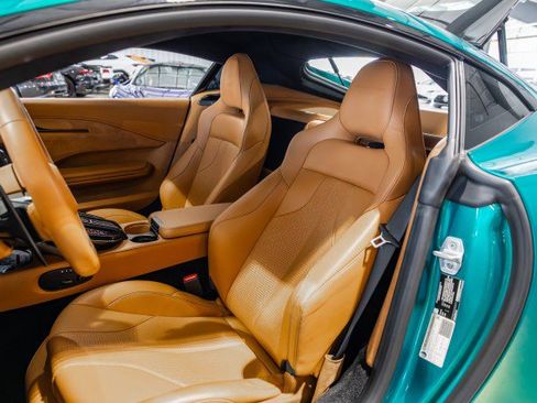 Used 2025 Aston Martin V8 Vantage Coupe RWD image 29