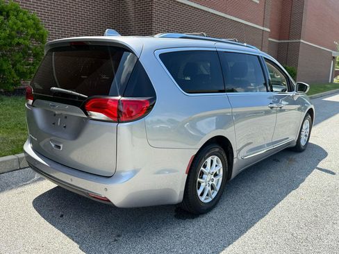 Used 2020 Chrysler Pacifica Touring-L FWD image 10