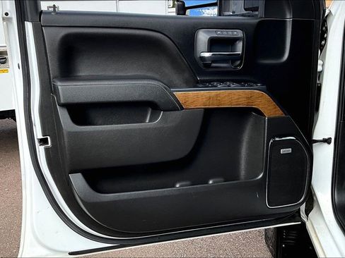 Used 2018 Chevrolet Silverado 1500 LTZ Z71 image 18