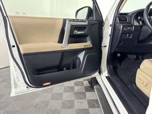 Used 2016 Toyota 4Runner Limited image 18