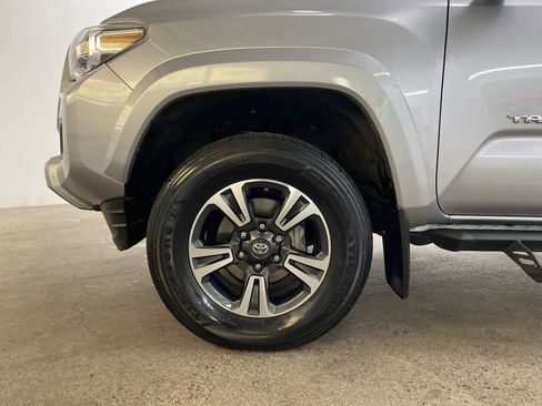 Used 2018 Toyota Tacoma TRD Sport image 11