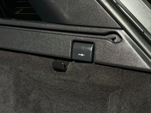 Used 2016 Land Rover Range Rover Sport SE image 17