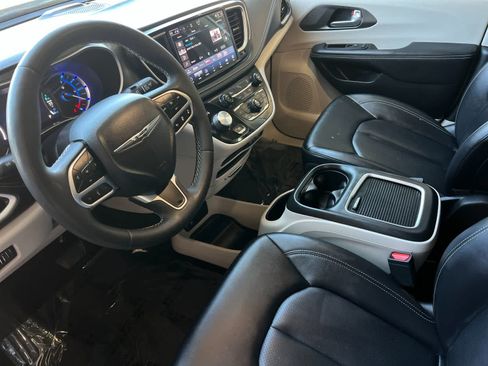 Used 2024 Chrysler Pacifica Limited FWD image 12