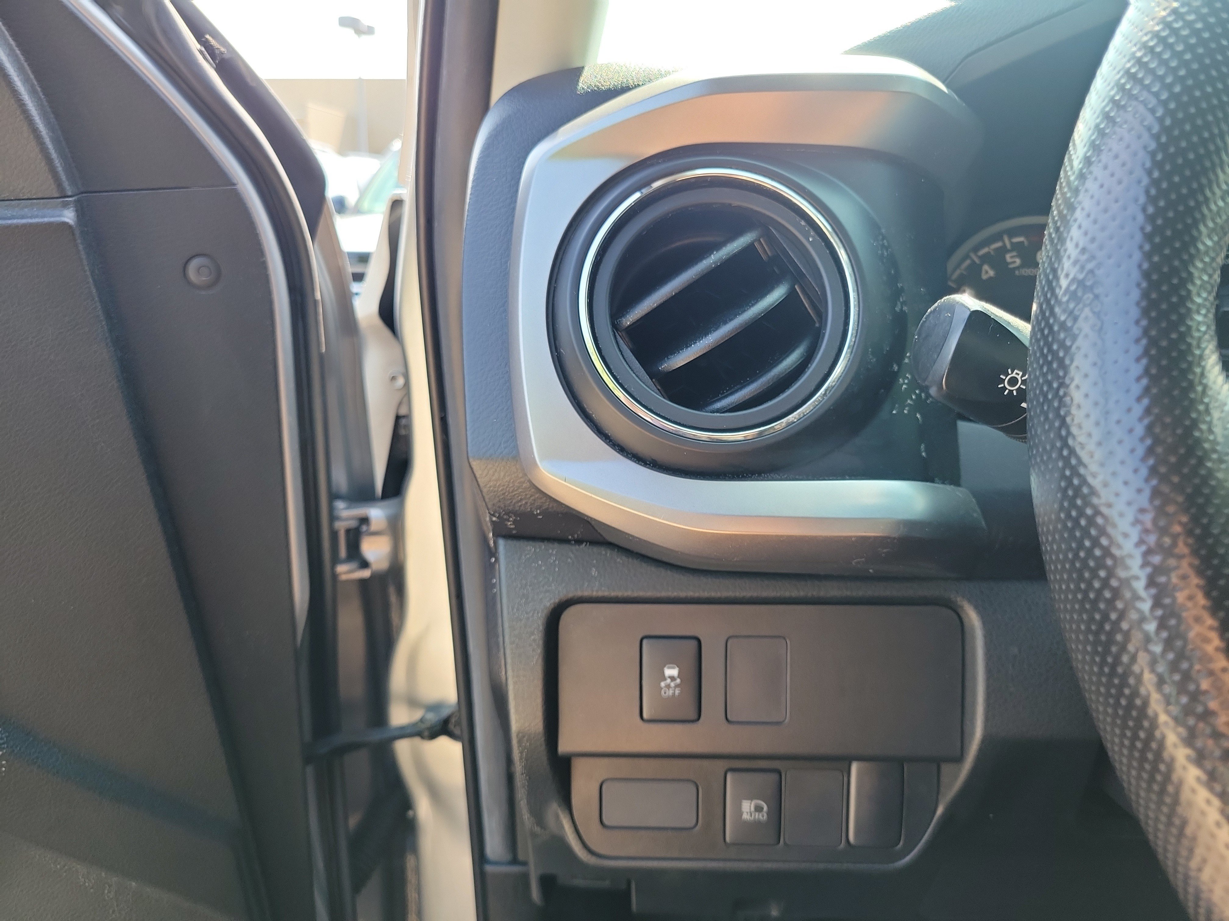 Used 2022 Toyota Tacoma SR5 w/ SR5 Appearance Package (SM) AWD/4WD image 15