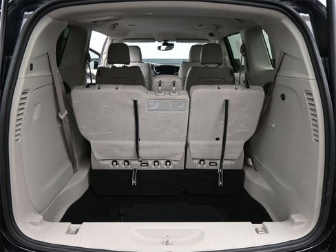 Used 2021 Chrysler Pacifica Touring-L image 21