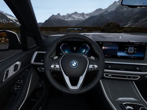 Used 2025 BMW X5 xDrive50e image 43