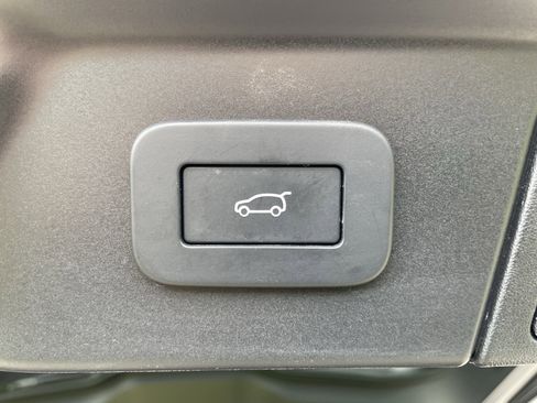 Certified 2025 Land Rover Range Rover Velar S AWD/4WD image 38