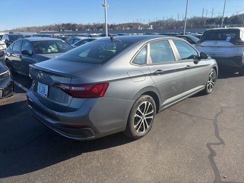 Used 2024 Volkswagen Jetta Sport image 2