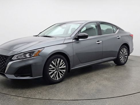 Used 2025 Nissan Altima 2.5 SV image 3