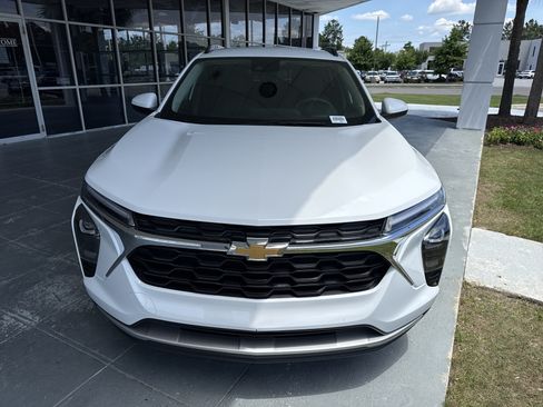 Used 2025 Chevrolet Trax LT FWD image 33