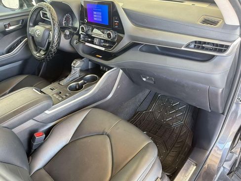 Used 2024 Toyota Highlander XLE image 27
