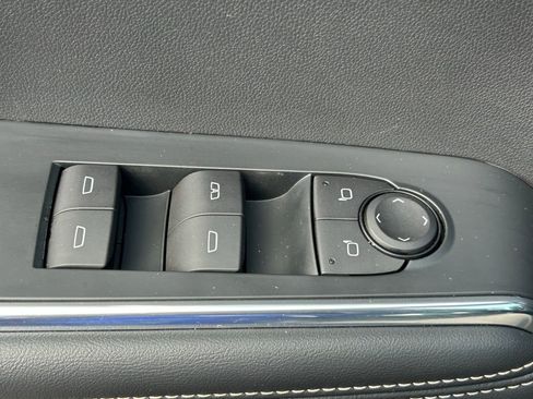 Used 2025 GMC Acadia Elevation image 31