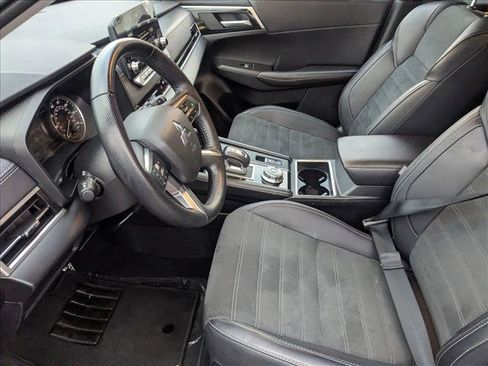 Used 2024 Mitsubishi Outlander SE image 16