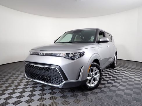 Used 2025 Kia Soul LX w/ LX Technology Package FWD image 2