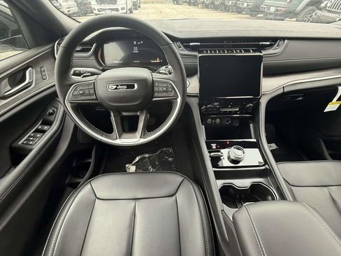 New 2025 Jeep Grand Cherokee Limited w/ Black Appearance Package AWD/4WD image 13