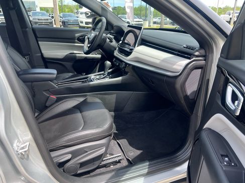 Used 2025 Jeep Compass Limited image 14