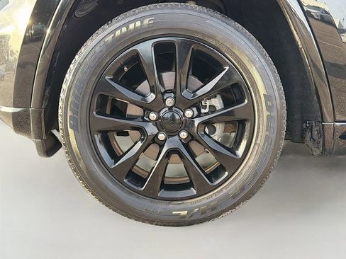 Used 2017 Jeep Grand Cherokee Altitude image 42