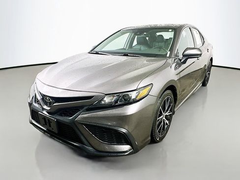 Used 2021 Toyota Camry SE image 3
