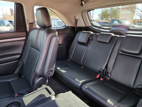 Used 2017 Toyota Highlander SE image 11