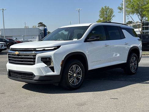 Used 2025 Chevrolet Traverse LT image 5