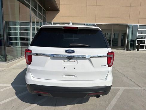 Used 2017 Ford Explorer XLT w/ Equipment Group 202A image 5