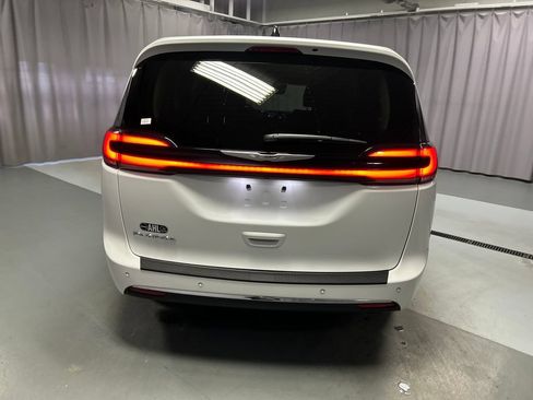 Used 2024 Chrysler Pacifica Touring-L FWD image 6