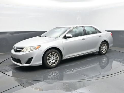 Used 2012 Toyota Camry LE image 2