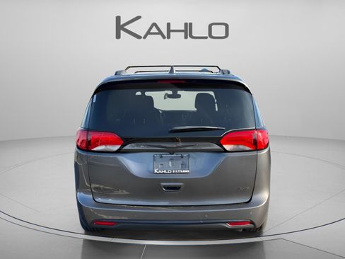 Used 2020 Chrysler Pacifica Touring-L image 3