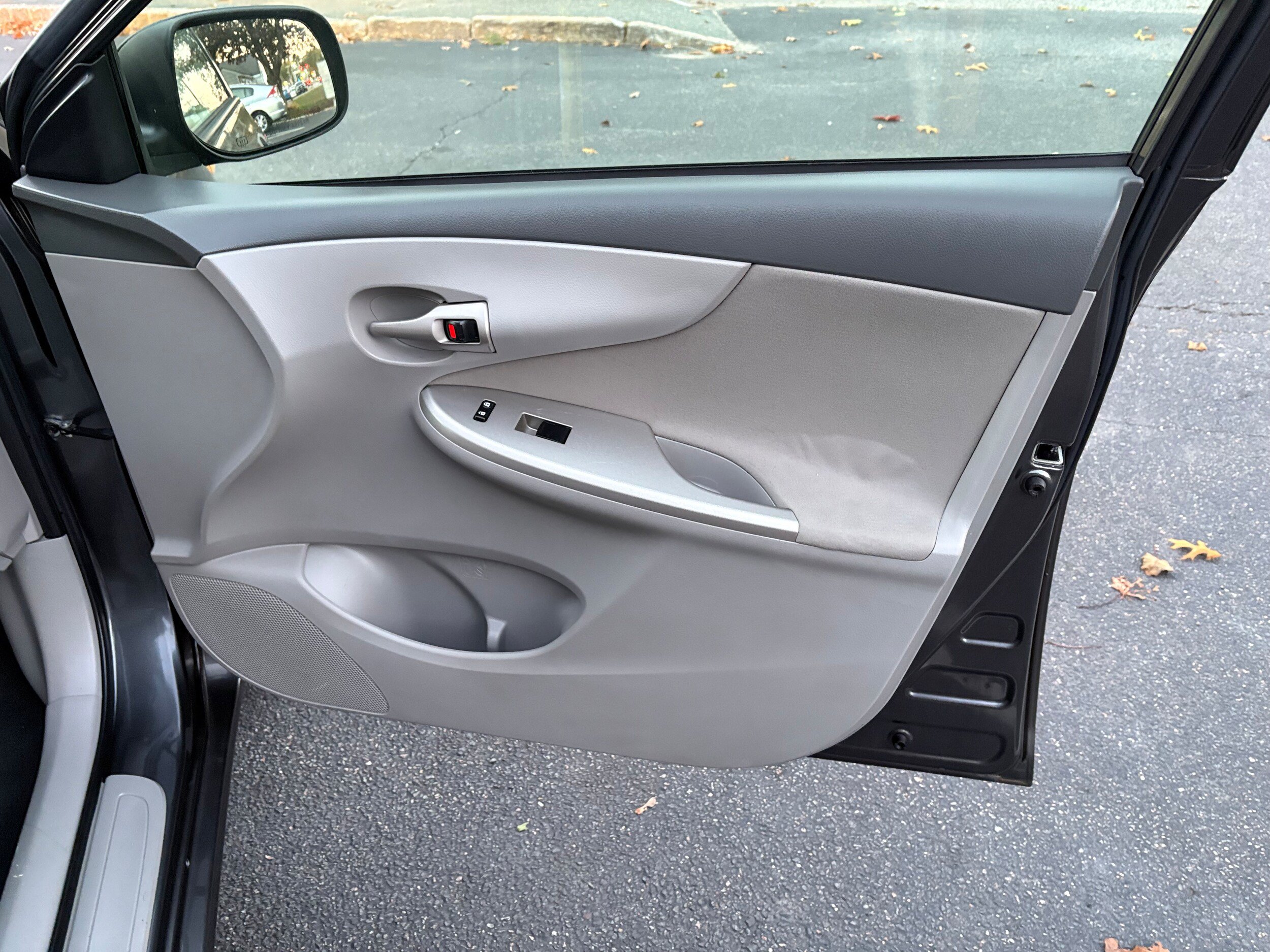 Used 2010 Toyota Corolla LE w/ All Weather Guard Pkg FWD image 24