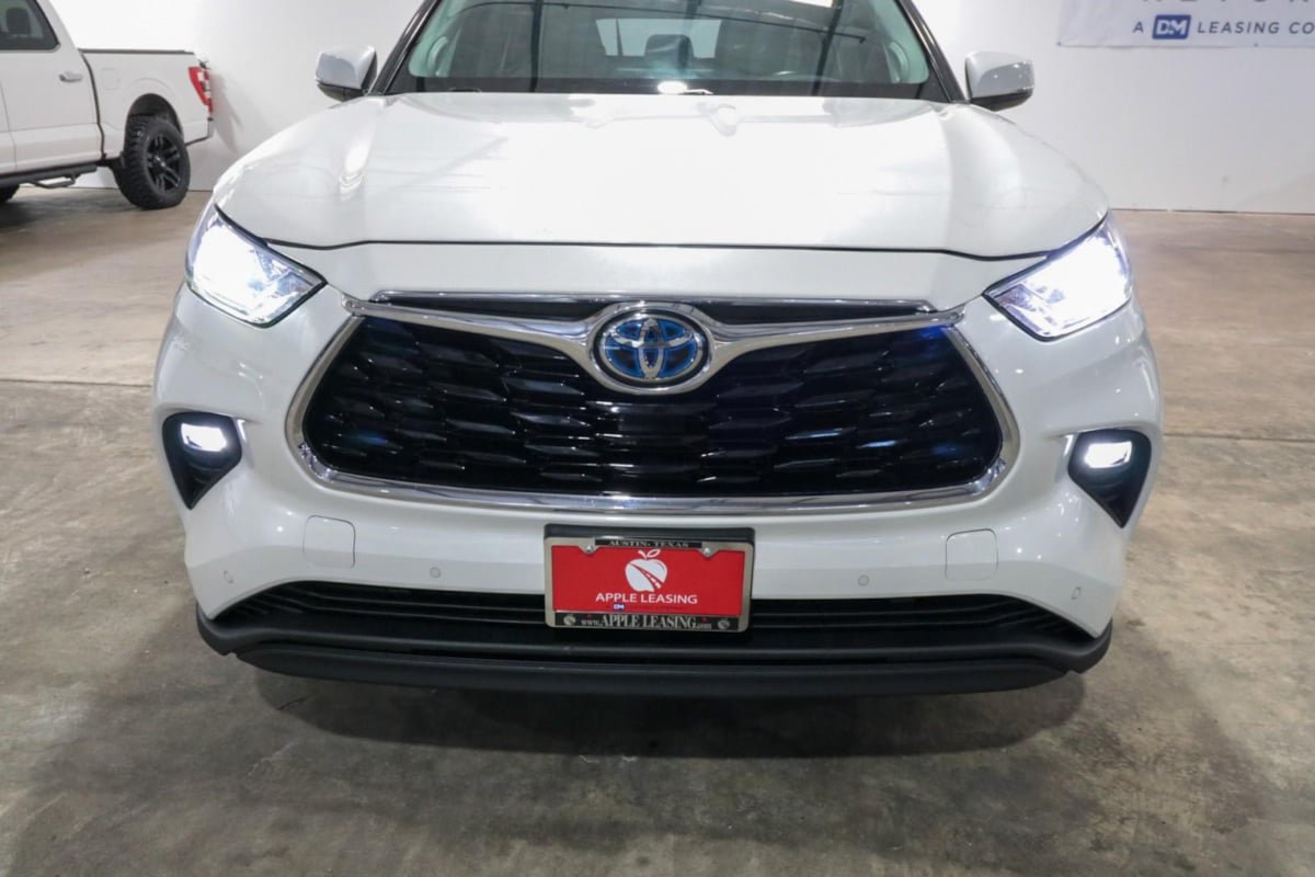 Used 2021 Toyota Highlander Limited FWD image 4