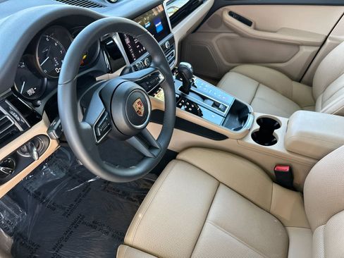 Certified 2025 Porsche Macan image 4