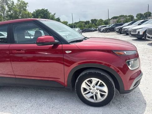 Used 2023 Hyundai Venue SE FWD image 4