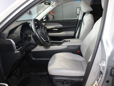 Used 2024 Toyota Grand Highlander AWD image 8