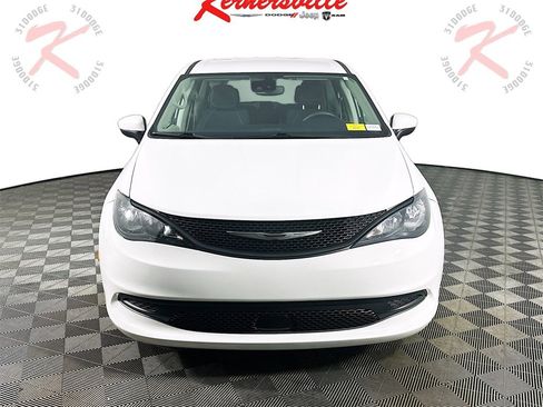 Used 2023 Chrysler Voyager LX image 2